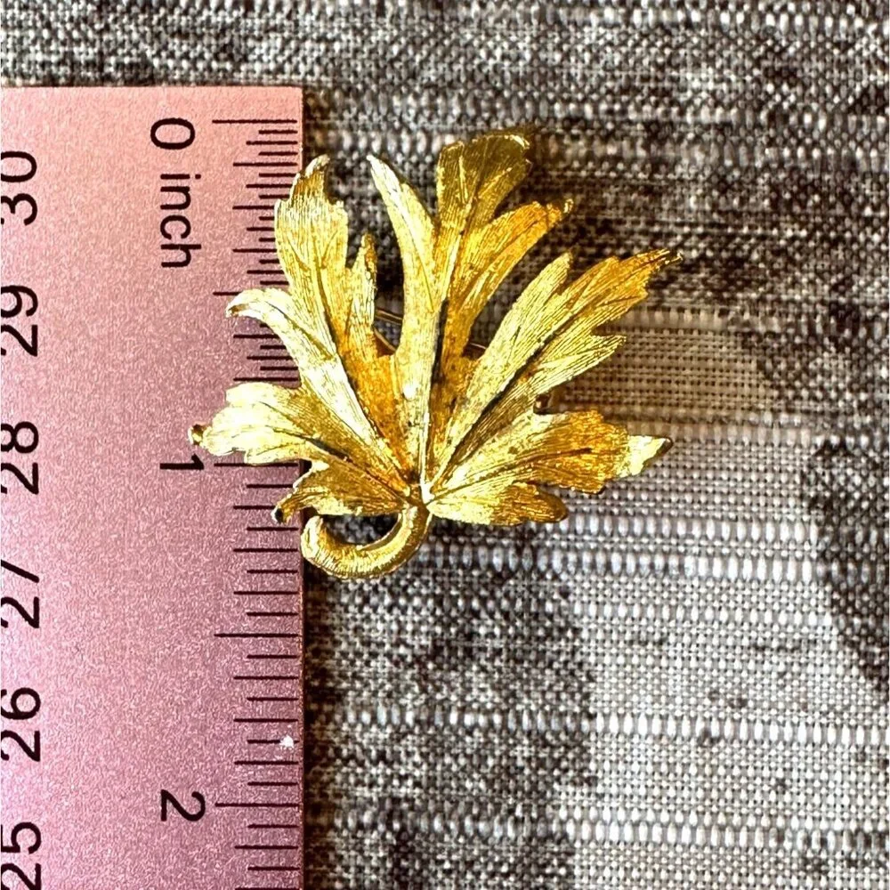 Vintage Mid-Century Gold-Tone Maple Leaf Brooch Pin Textured Detailing Unsigned - Picture 4 of 10